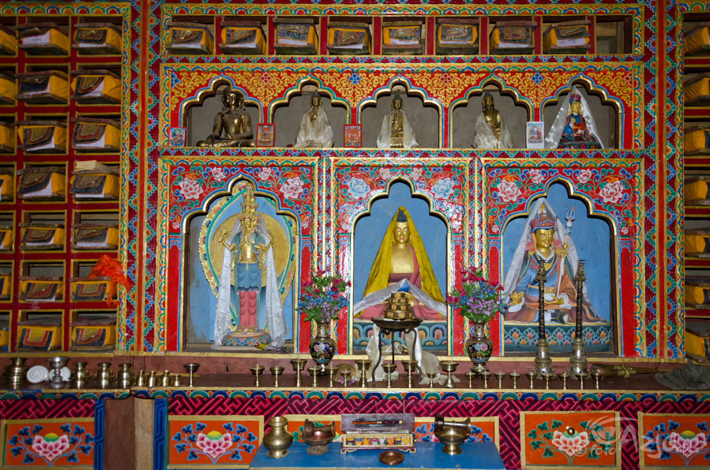 Dzień 11: Główna sala w Saldang Gompa. Na ołtarzu od lewej: Avalokiteshvara, Sakyamuni (albo Budda Medyczny - bo duża część wizerunku jest zakryta) i Padma Sambava